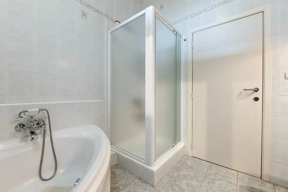 CHARMANTE GEZINSWONING MET 2 SLKS + MOGELIJKHEID TOT 3 SLKS IN HET LANDELIJKE GINGELOM foto 17