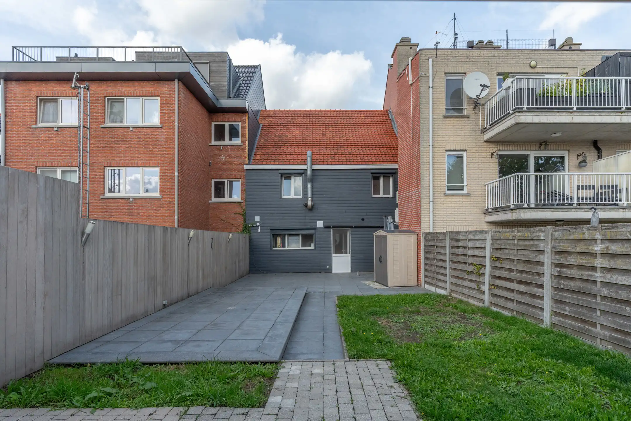 Voormalige winkel met garage, mogelijkheid tot 3 slpk woning foto 2
