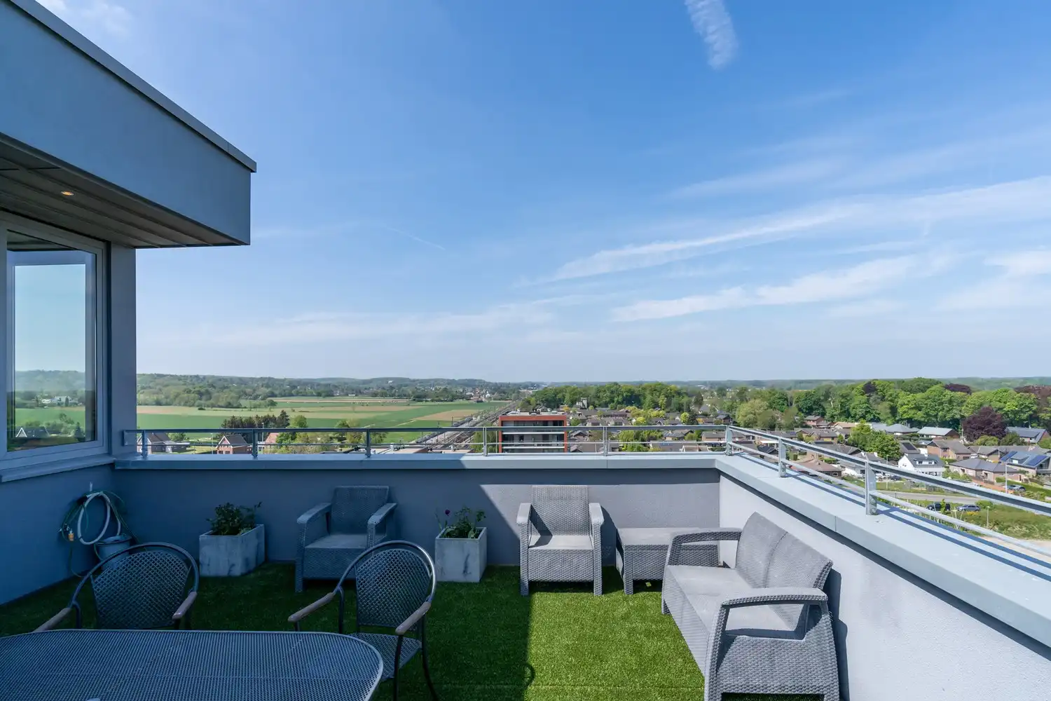 Unieke LOFT met 2 slaapkamers, een prachtig terras met een adembenemend vergezicht, 2 autostaanplaatsen en een bijzonder ruime berging aan de rand van Leuven en nabij het station van Herent! foto 6