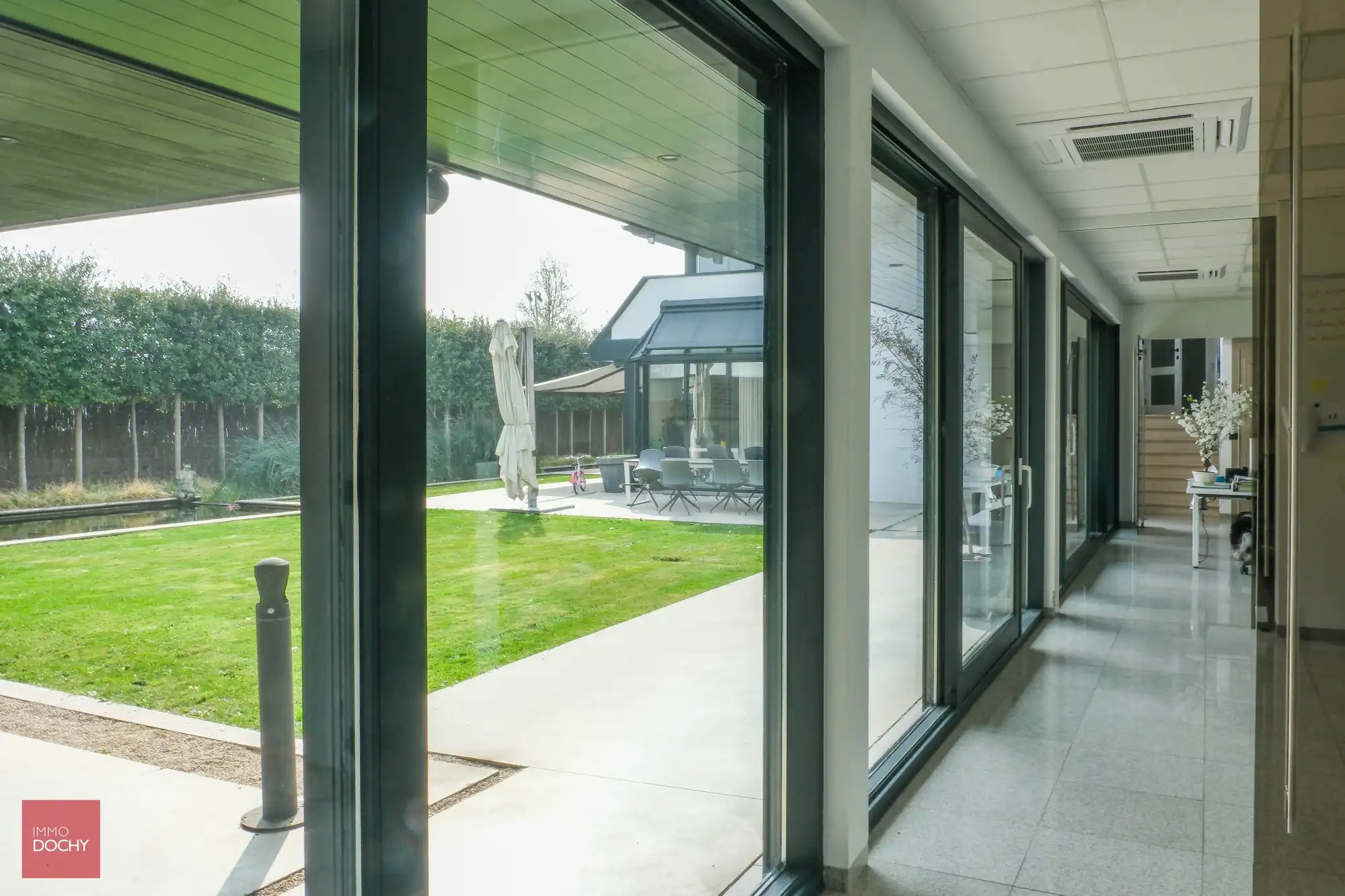 Commercieel gelegen kantoorcomplex met privé-woonst (villa) foto 13