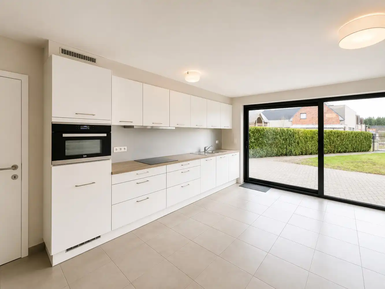 Ruim gelijkvloers appartement met 2 slaapkamers en privatieve tuin in het hart van Wiemesmeer foto 3