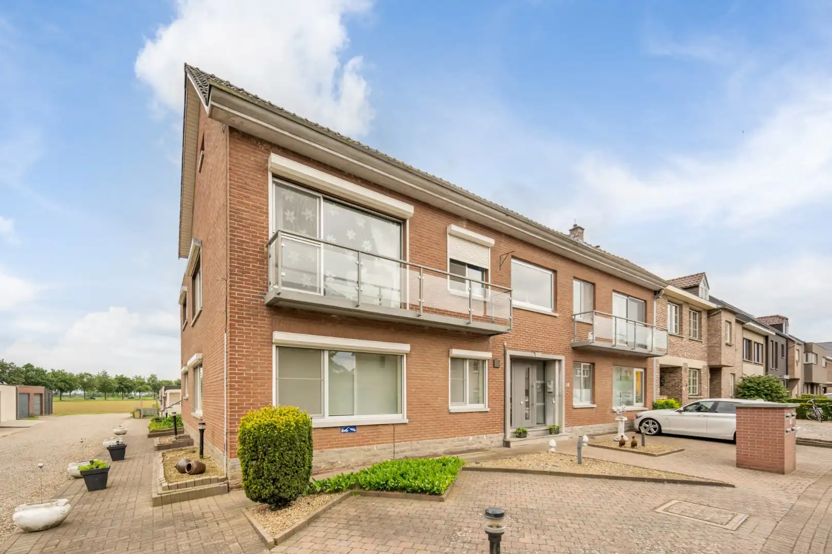 Gelijkvloers, degelijk appartement met 2 slaapkamers, ruim terras, carport en garage. foto 5