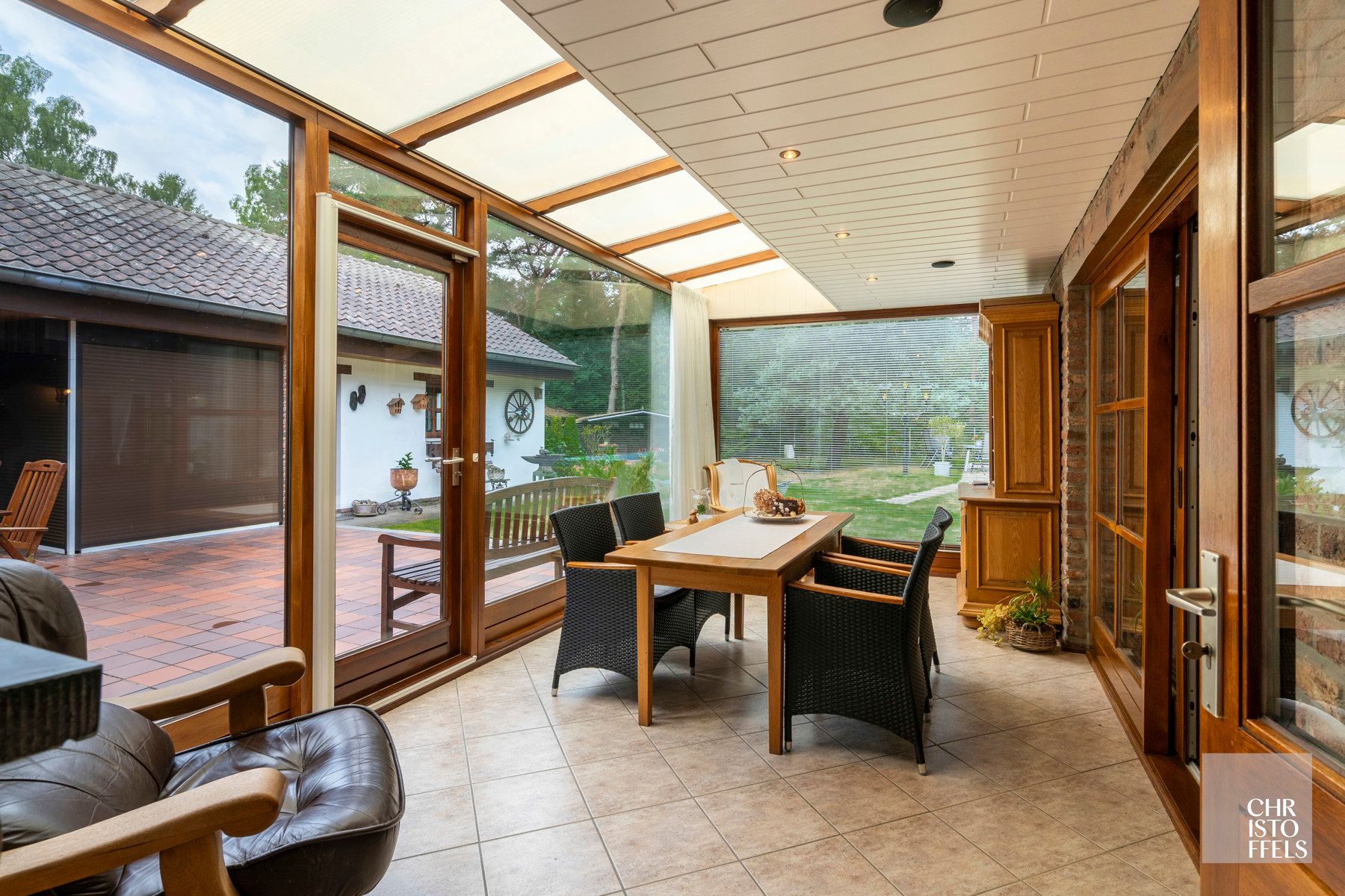 Landhuis met zwembad (243m²) in bosrijke omgeving te Maasmechelen! foto 9