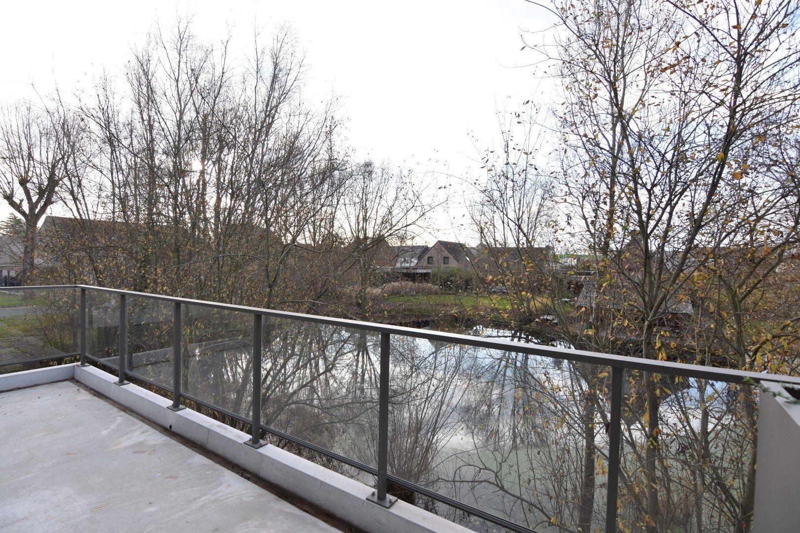 Gloednieuw 2-slpk appartement in moderne woonresidentie met vijverzicht foto 4