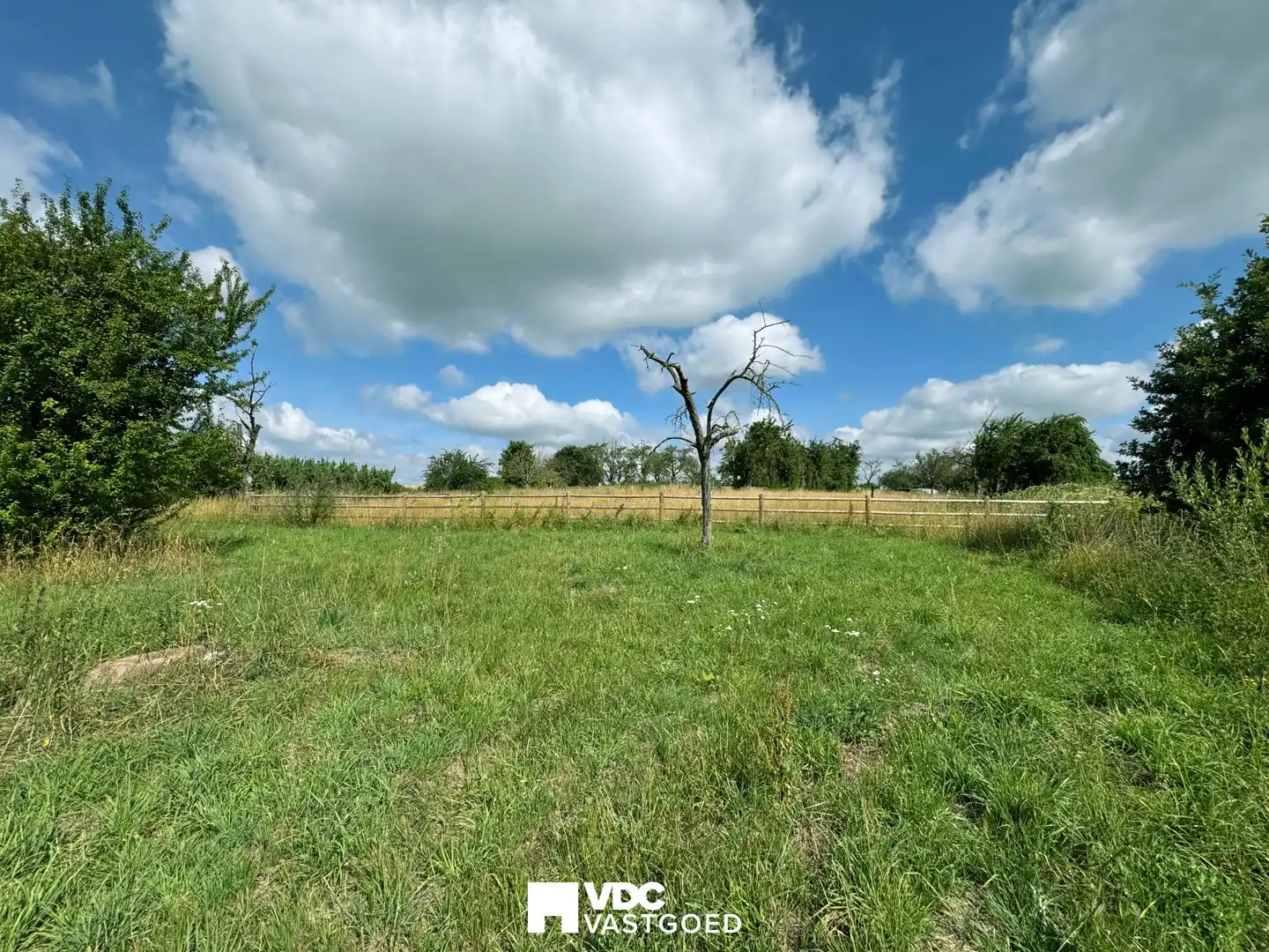 Uitgestrekte paardenweide van 68a 17ca – volledig omheind en klaar voor gebruik foto 6