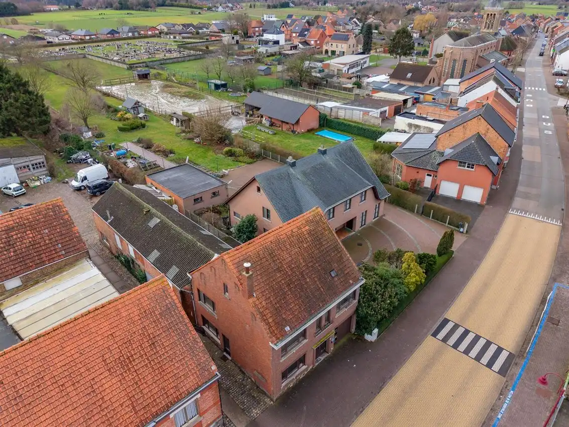 Woning met 3slk, tuintje en werkhuis foto 2