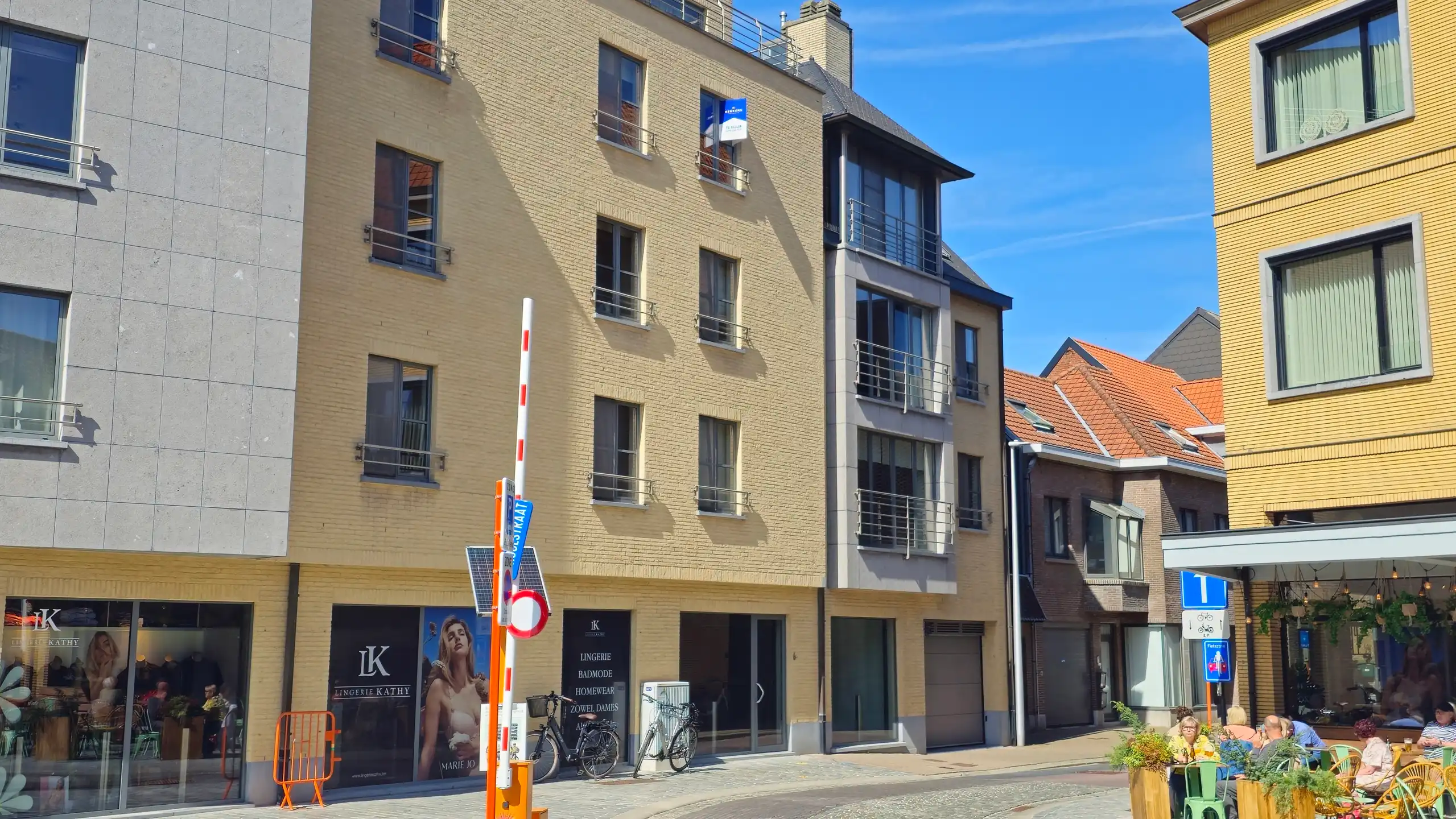 Ruime handelsruimte te huur op de markt van Zele foto {{pictureIndex}}