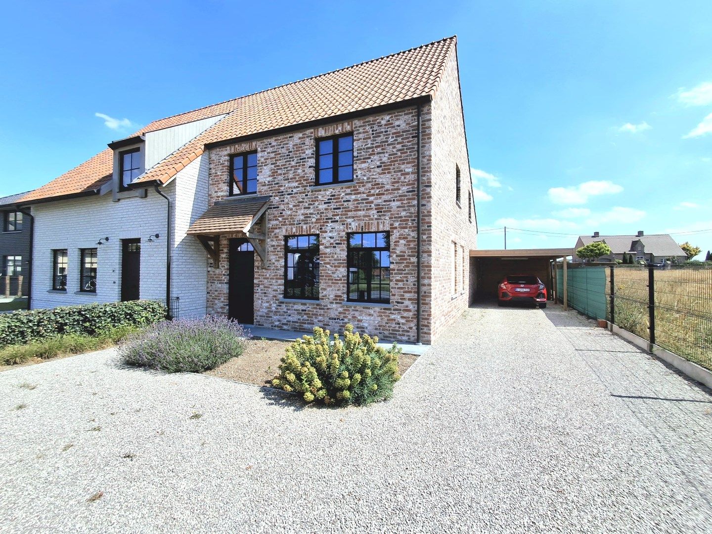 PRACHTIGE NIEUWBOUWWONING MET HOOGWAARDIGE AFWERKING! foto {{pictureIndex}}