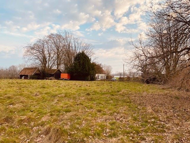 Als monument beschermde vakwerkhoeve met waterput foto 12