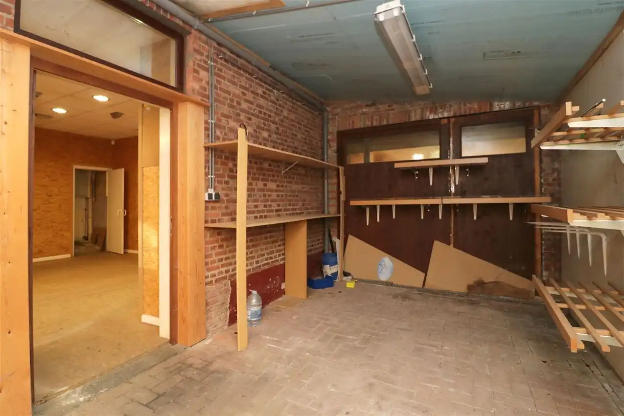 handelszaak met magazijn op zeer zichtbare locatie foto 28