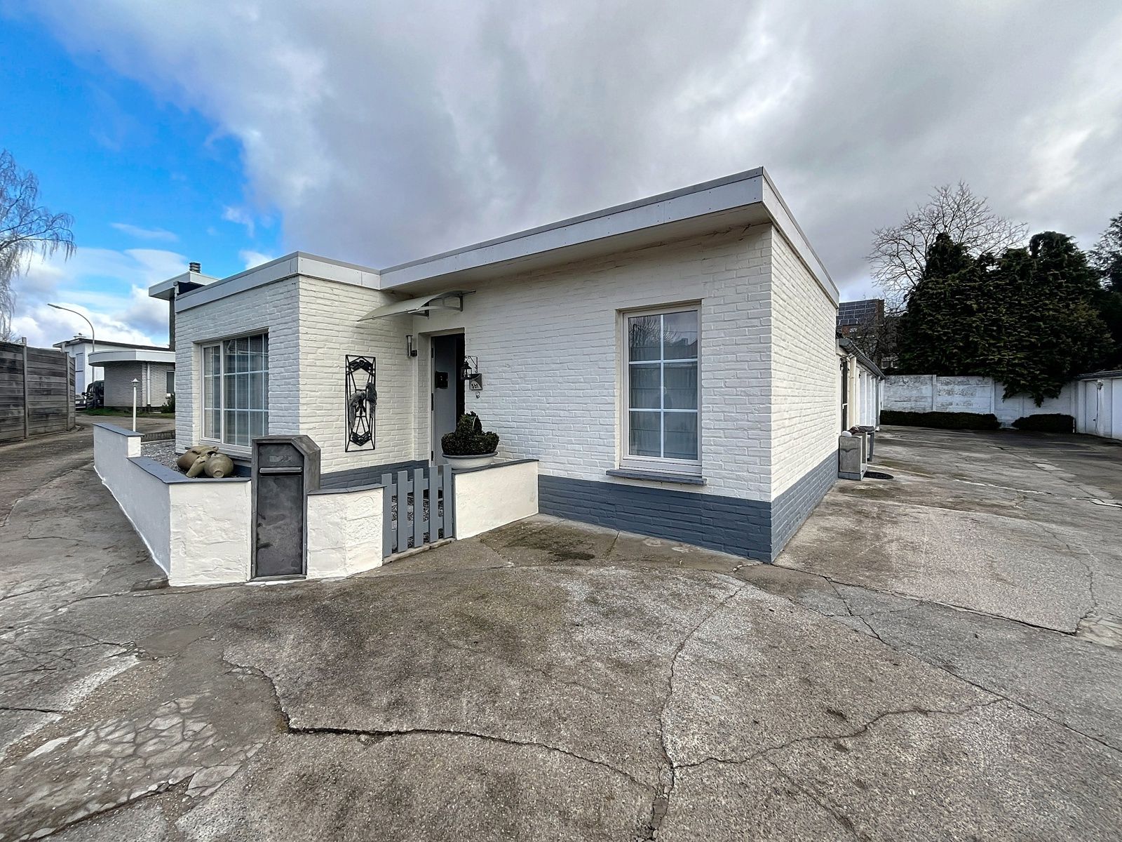 Gelijkvloerse bungalow met 1 slpk en terras nabij centrum foto 2