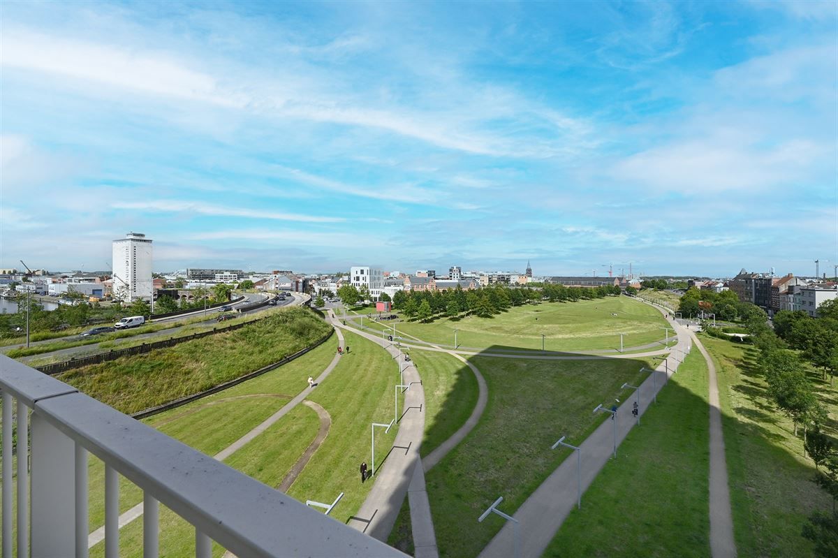 Lichtrijk hoekappartement met zicht op park Spoor Noord foto 13