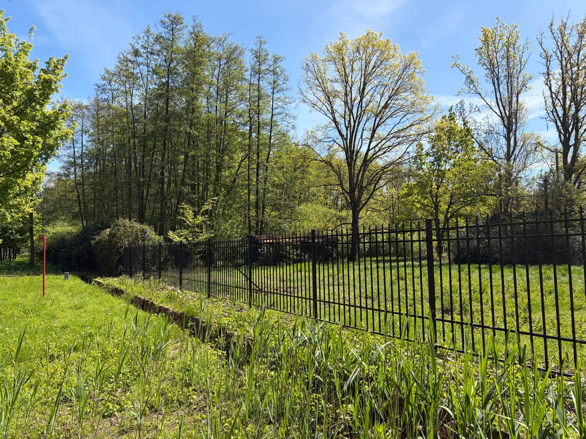 Prachtige bouwgrond met aanpalend natuurgebied op 1,1 ha foto {{pictureIndex}}