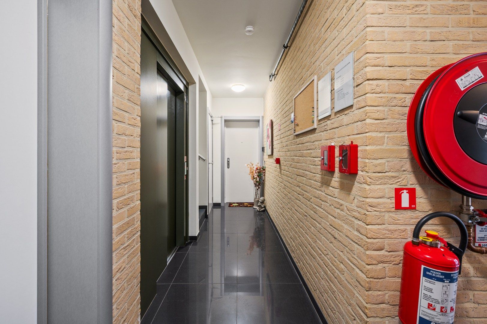 Recent app. met 2 slpks, terras en autostaanplaats foto 13