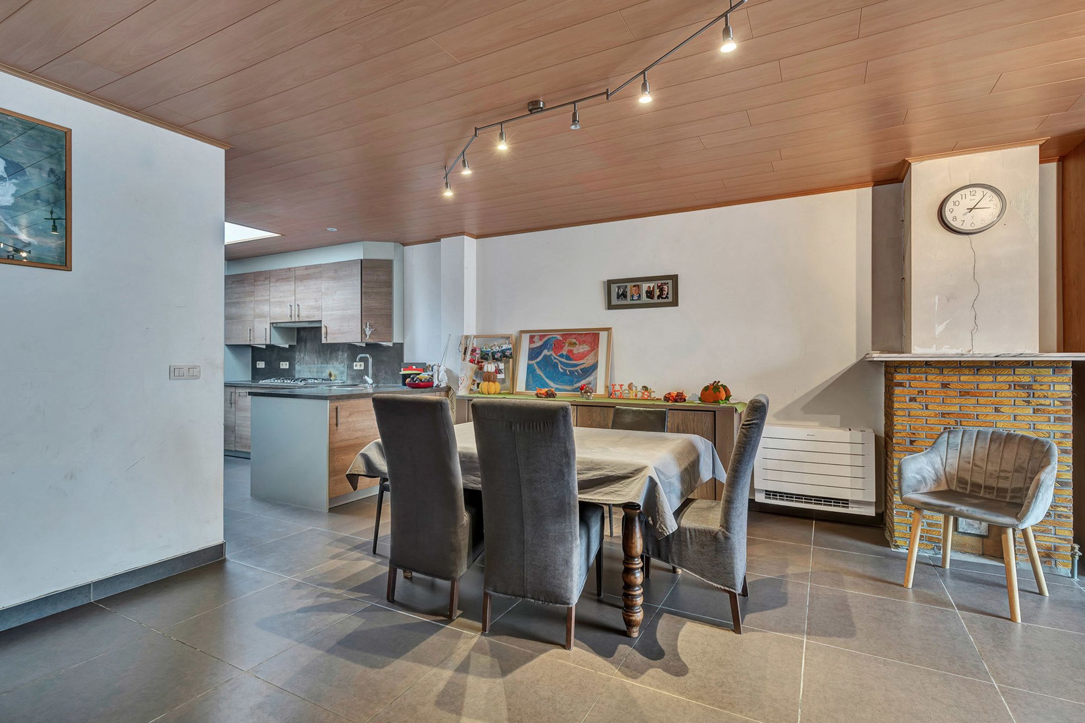 Instapklare gesloten woning met achteruitweg en garage  foto 2