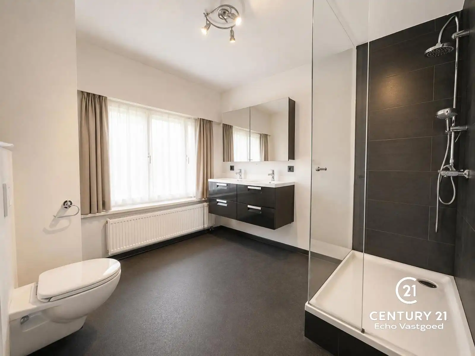 Centraal gelegen, gerenoveerde en instapklare woning foto 13