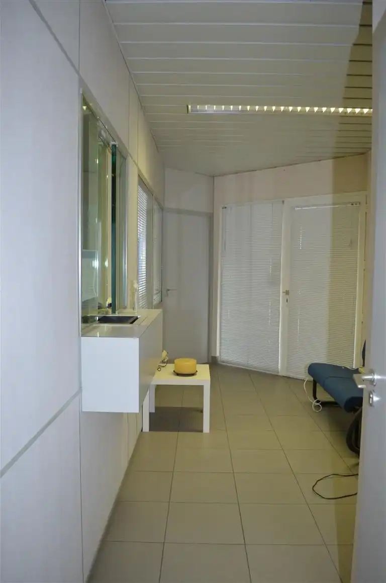 Ruim kantoor /winkel van 110 m² in volle commerciële centrum foto 8