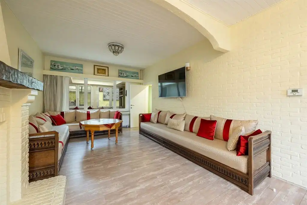 Gezellige woning met ruime garage en stadskoer foto 3