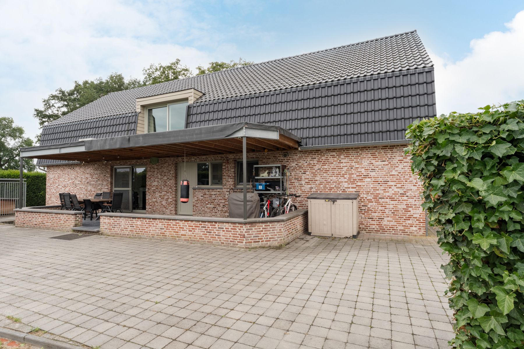 Ruime gerenoveerde woning met zwembad  foto 11