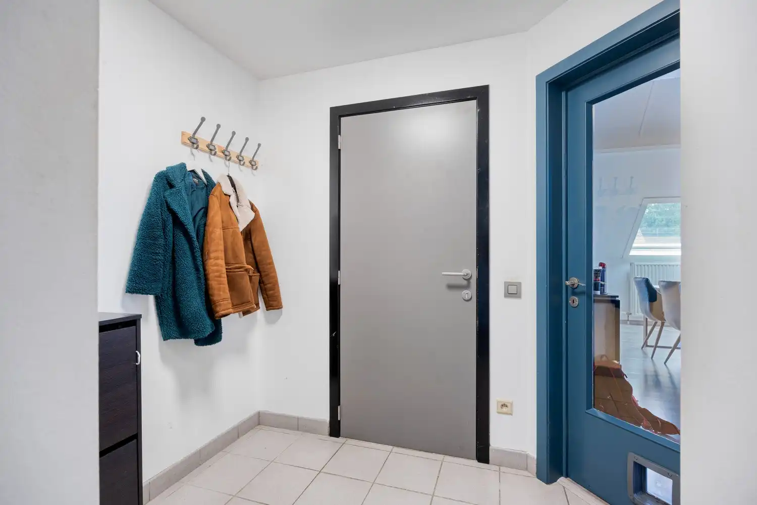 Afgesloten garagebox met automatische poort gelegen aan de achterzijde van het gebouw foto 11