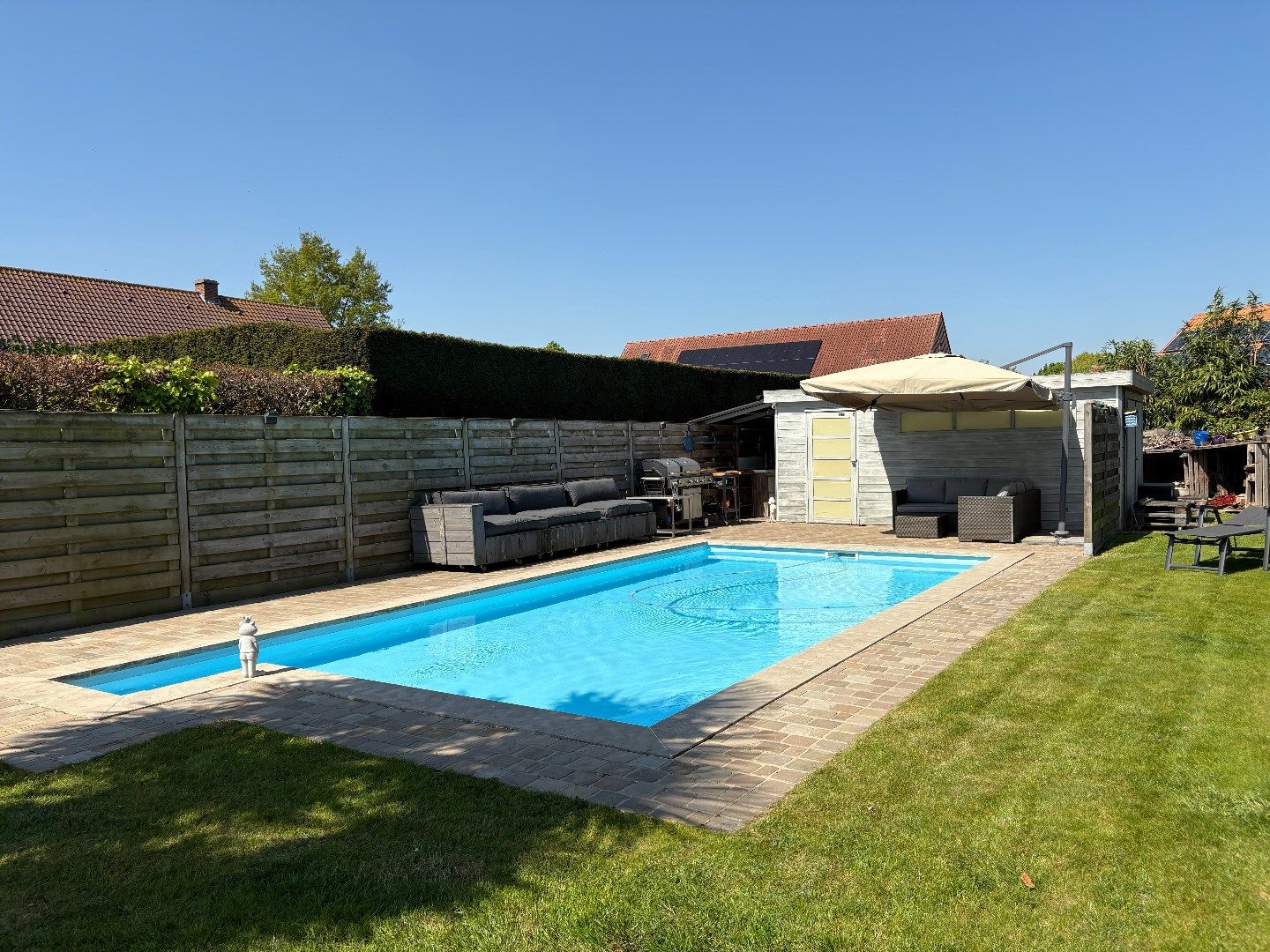 KANTOOR/PRAKTIJK + WOONST MET TUIN EN ZWEMBAD foto 3