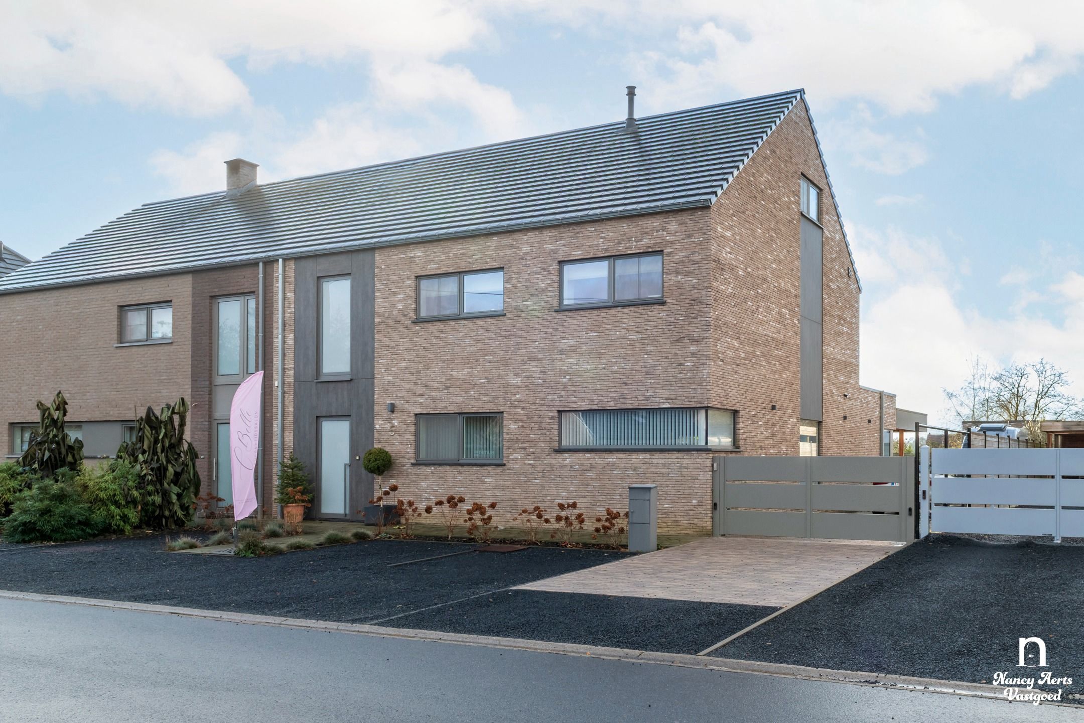 Exclusieve BEN-woning van 304 m² en luxueuze afwerking foto {{pictureIndex}}