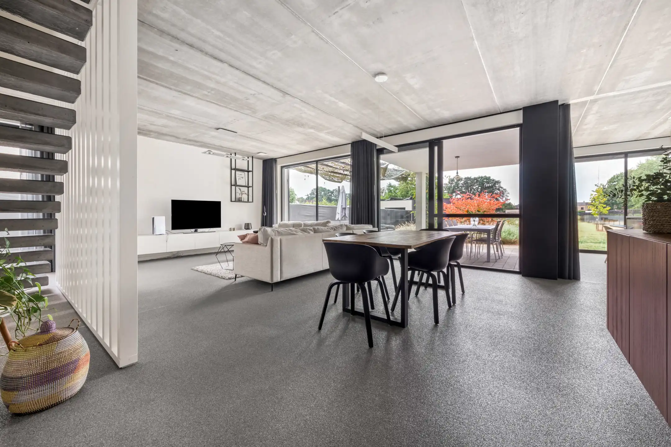 Moderne woning met tuin en bijgebouw in rustige wijk foto 4
