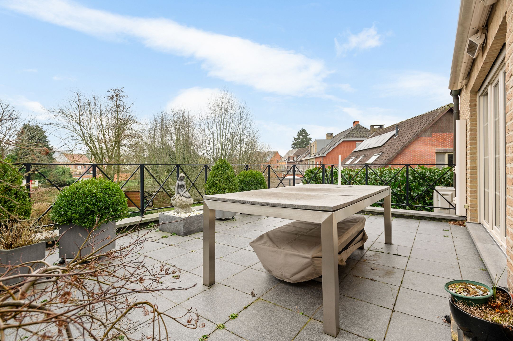 Duplexappartement met groot terras, zolder & 2 staanplaatsen foto 3