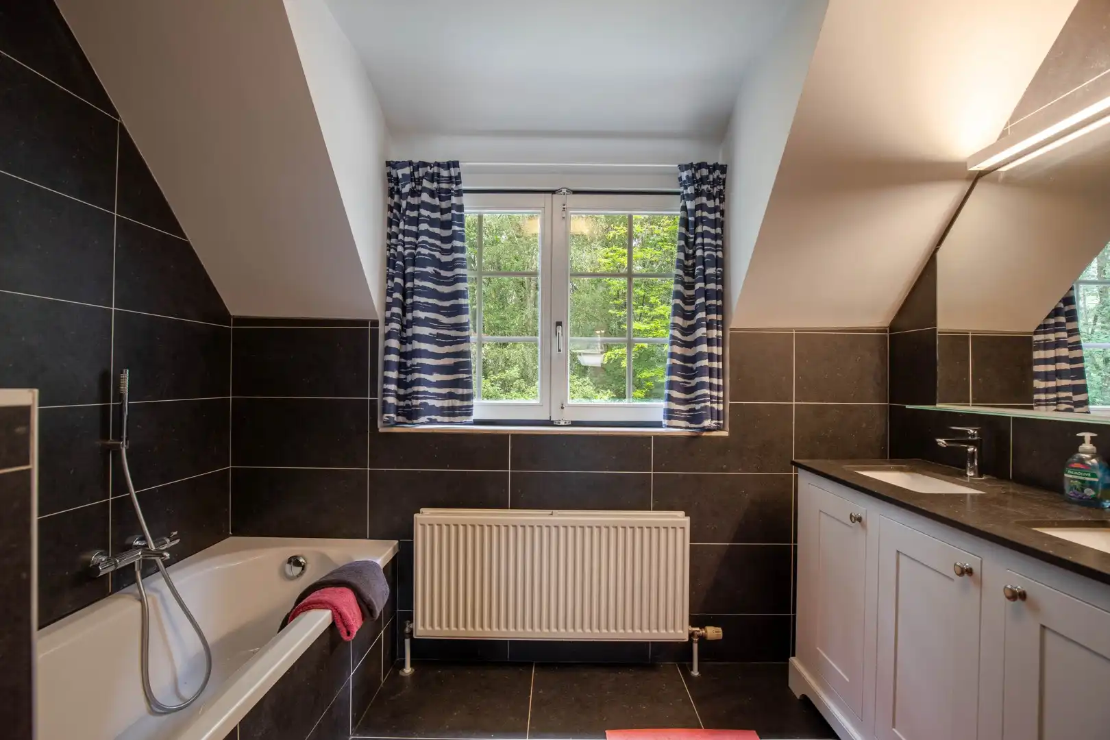 Woning met vier slaapkamers op de groene Heikantberg foto 21