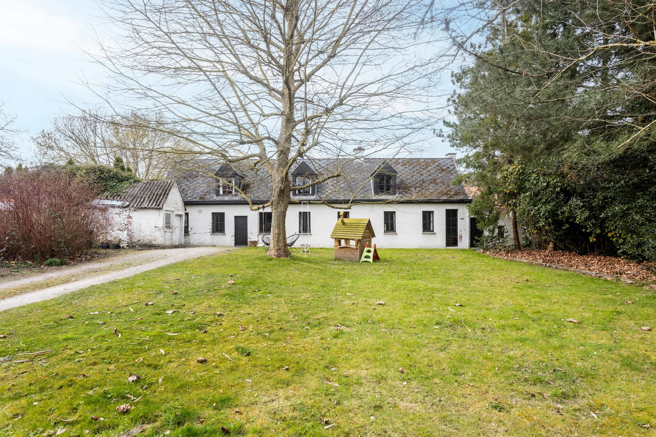 Hoofdfoto van de publicatie: Charmante deels te renoveren alleenstaande woning 