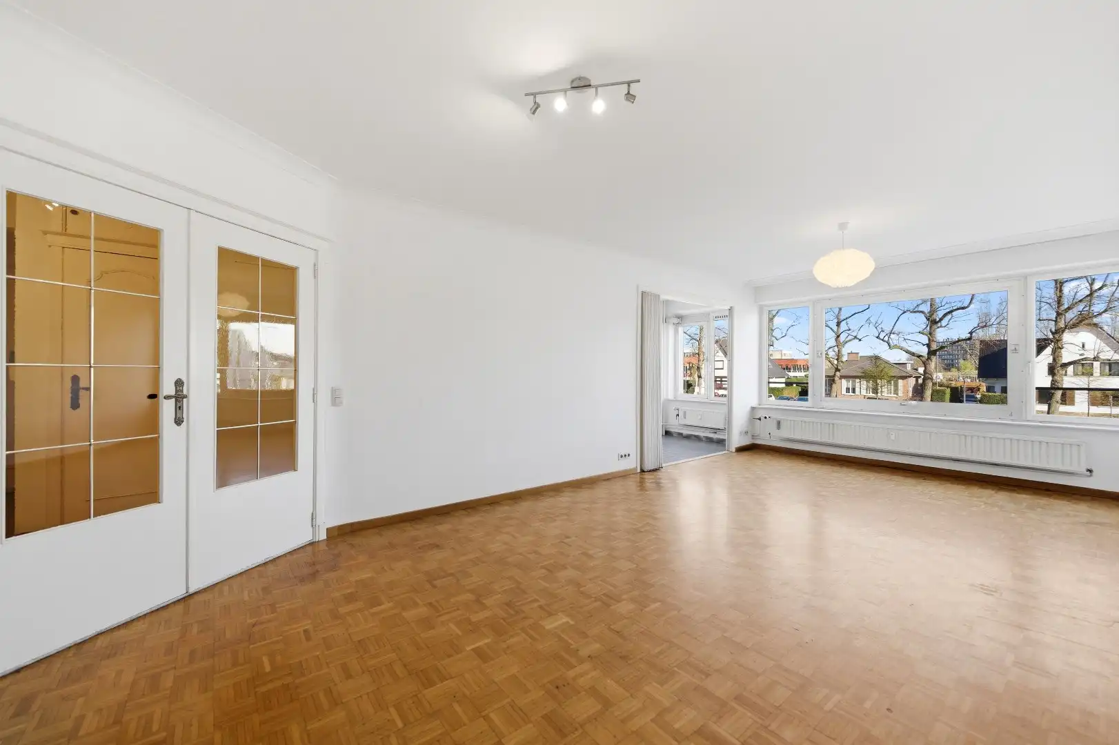 Goed gelegen, op te frissen appartement met 2 slpks en ruim terras foto 4