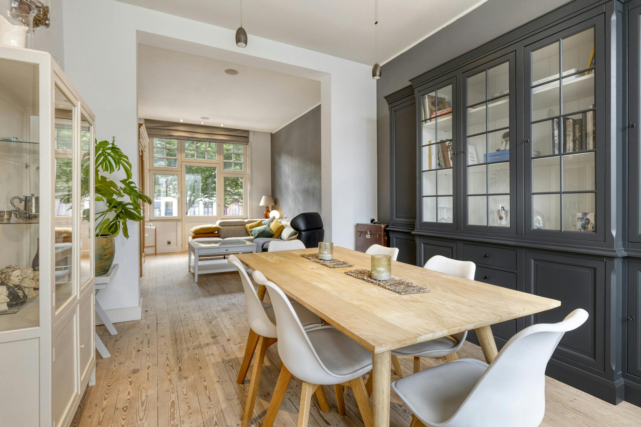 Prachtig huis met 4 slaapkamers en praktijkruimte te Brugge foto {{pictureIndex}}
