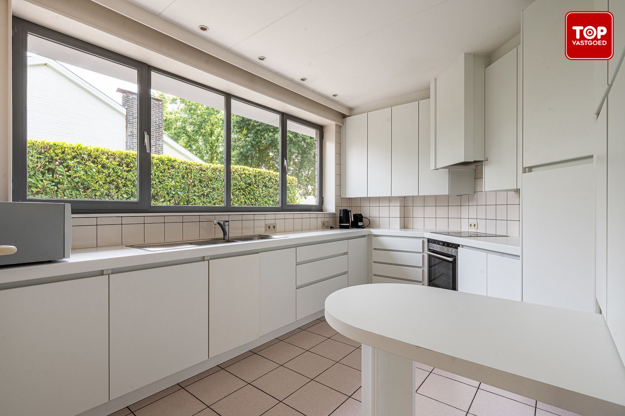 Open bebouwing een perceel van 690m² met mooie tuin en garage.  foto 11