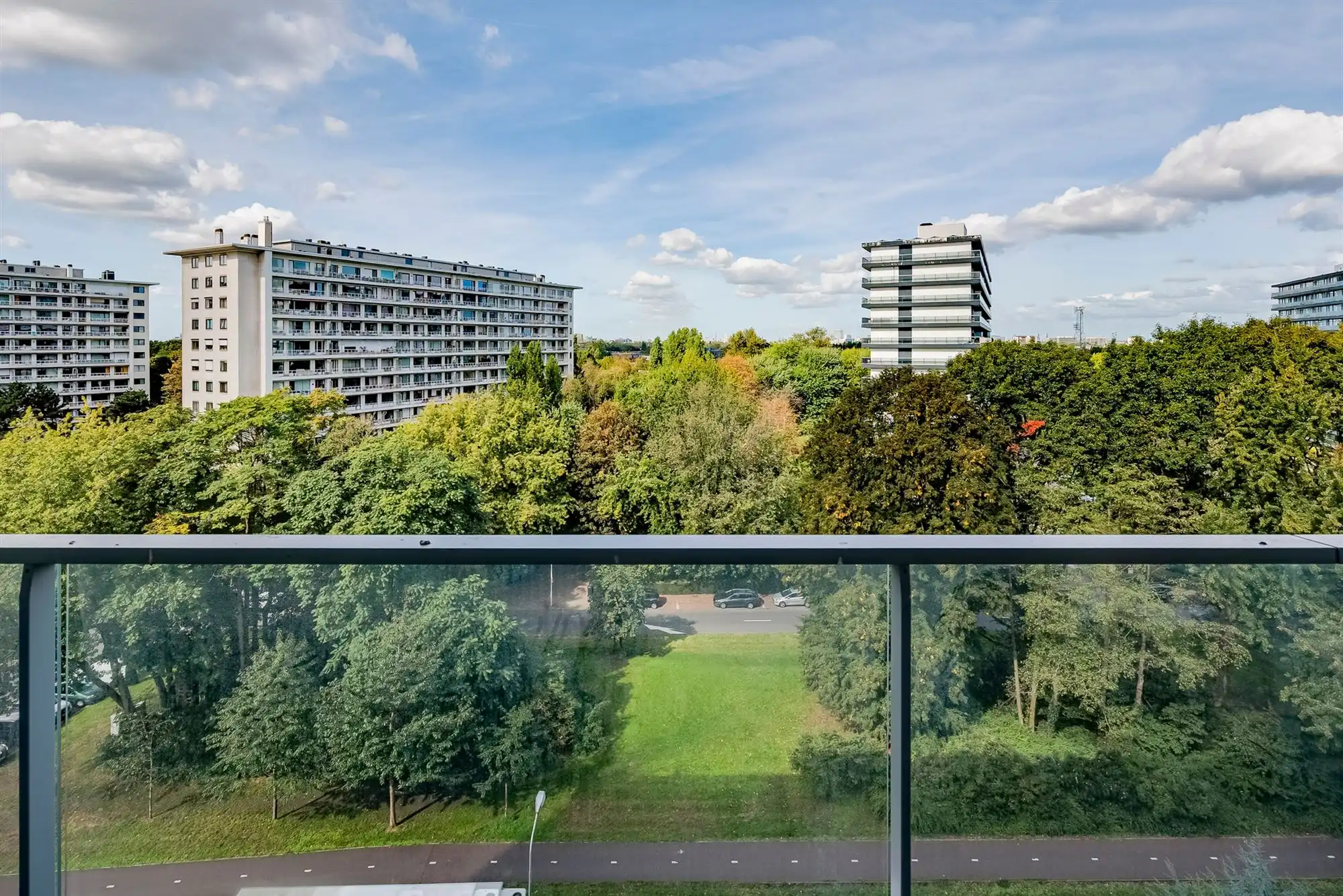 Ruim appartement met 3 slpks, 2 terrassen en garagebox foto 2