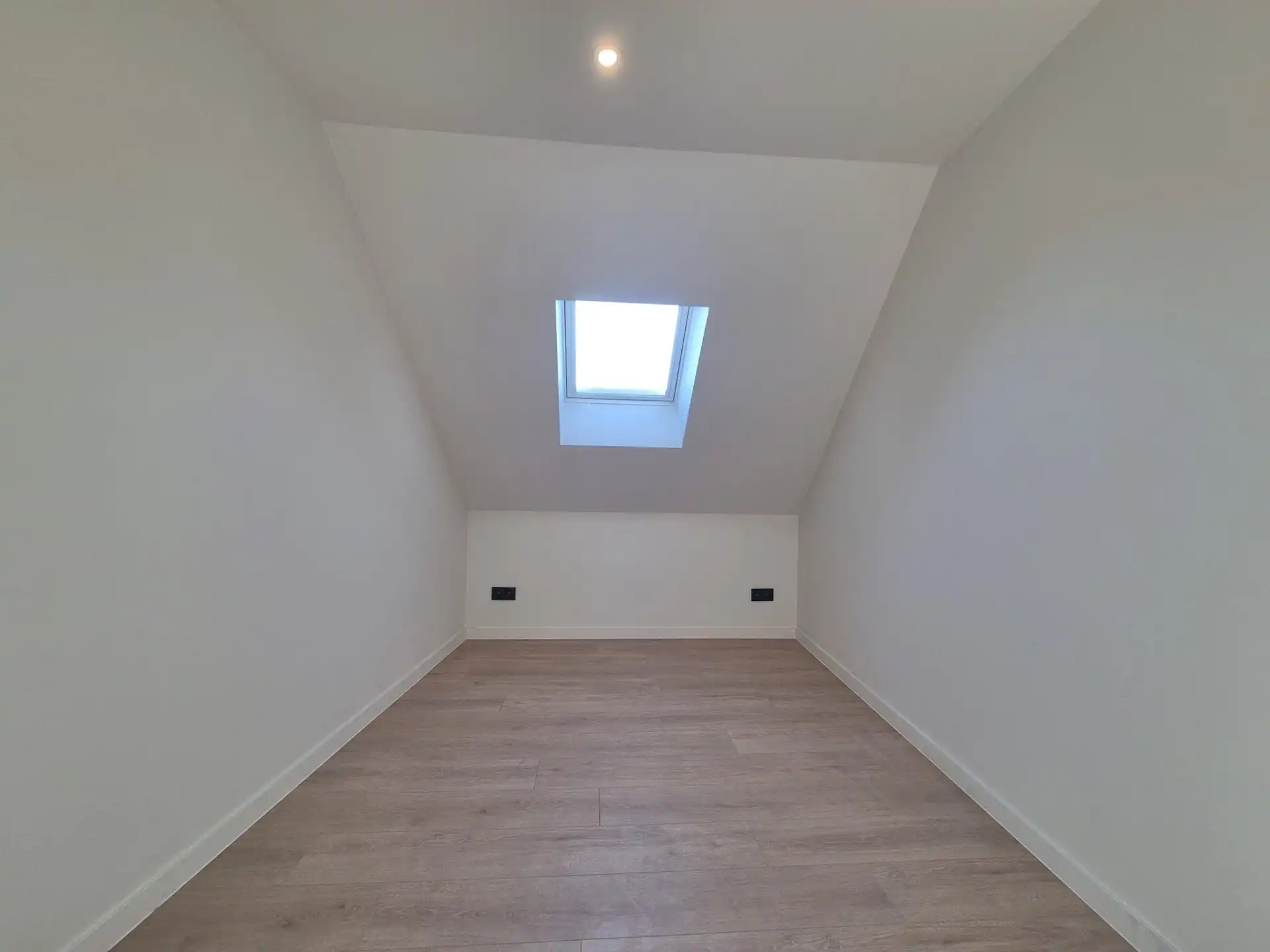 Ruime en luxueus afgewerkte duplex met 4 slaapkamers, terras en tuin. foto 20