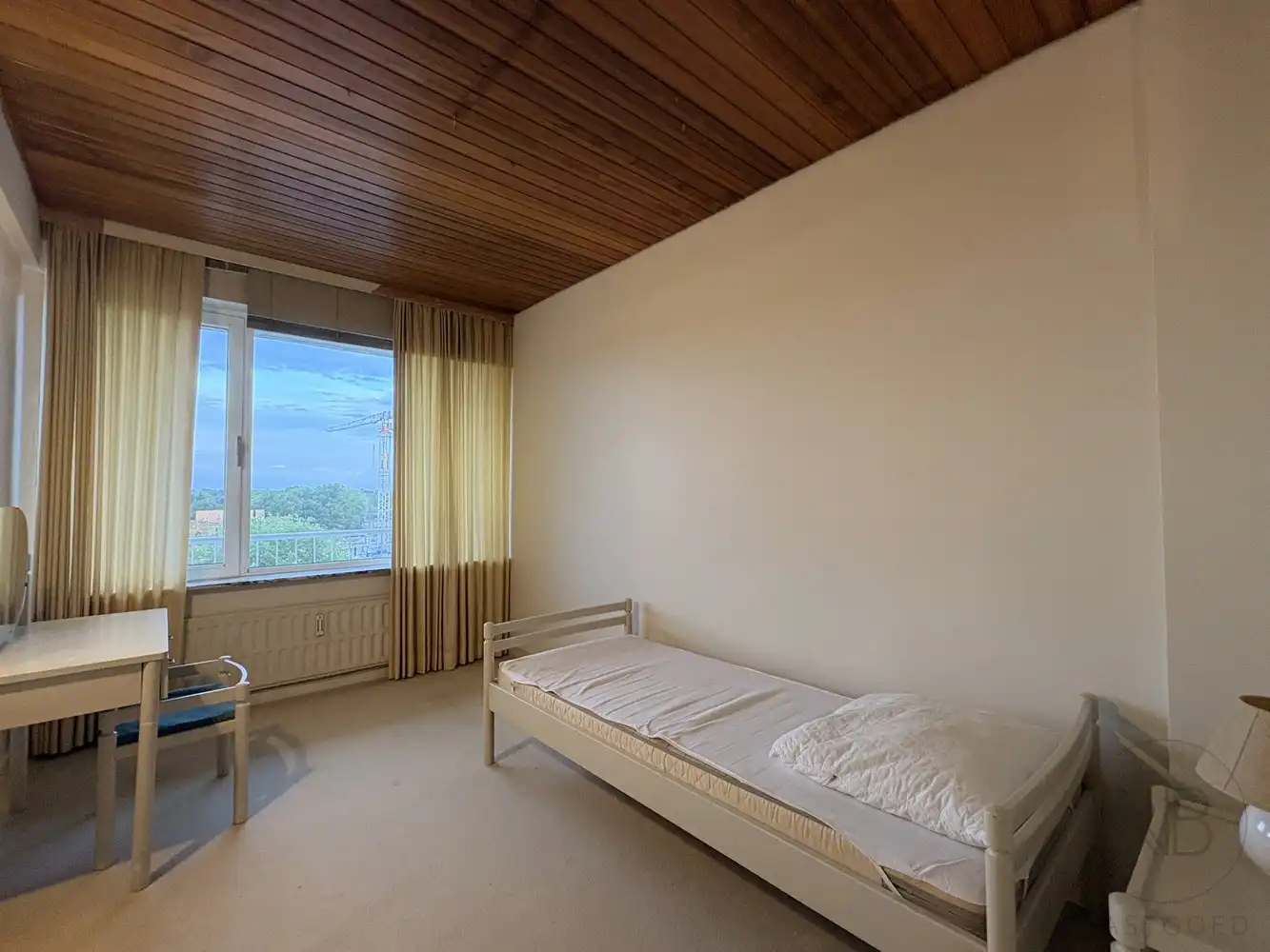 Stijlvol gerenoveerd en bemeubeld appartement met panoramisch uitzicht in hartje Genk foto 9