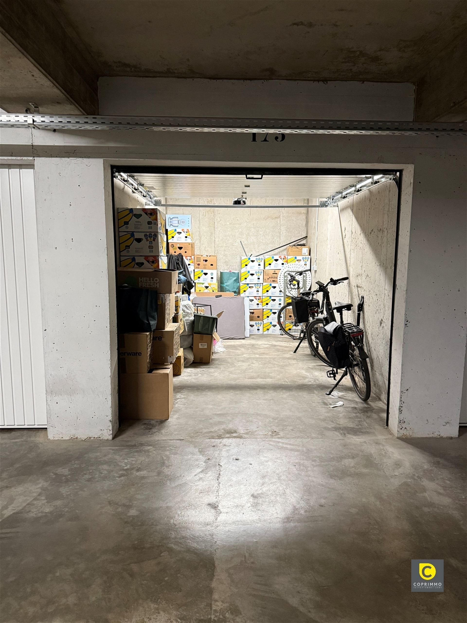 Ondergrondse garagebox met sectionale poort foto 3
