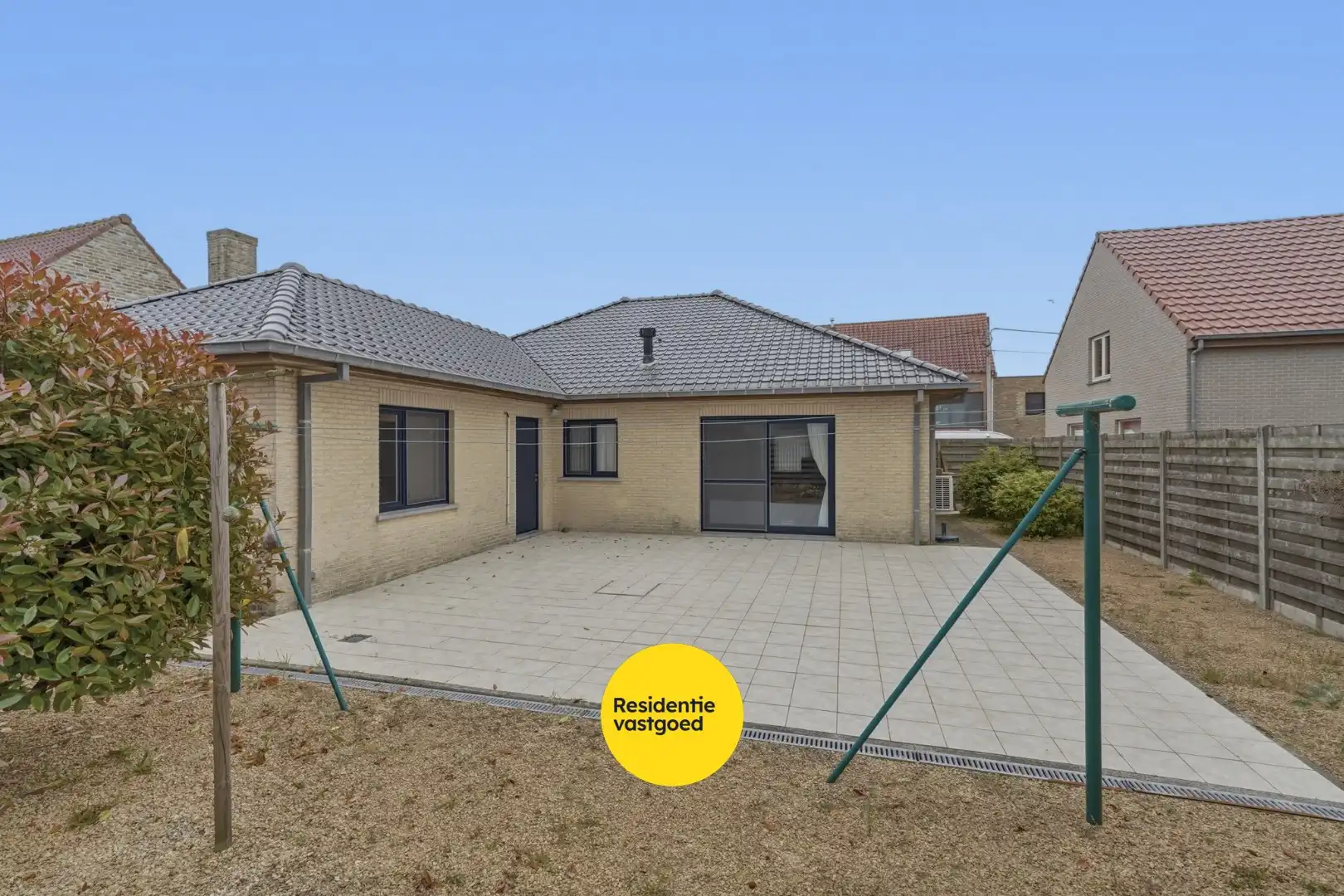 Verzorgde alleenstaande bungalow met tuin, garage en groot terras in het rustige Ettelgem foto 3