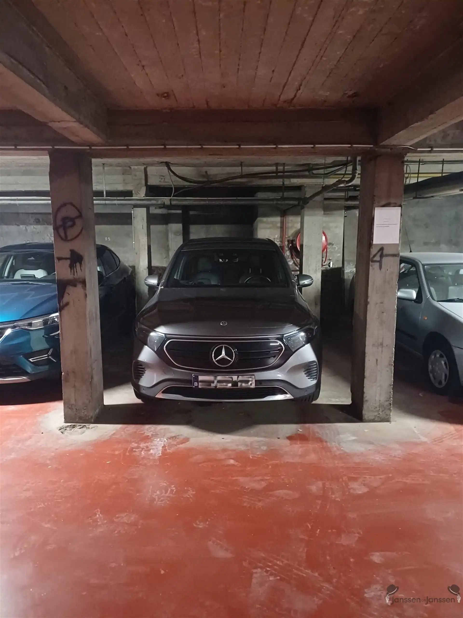 Autostaanplaats in kelderverdieping van een appartementsgebouw foto {{pictureIndex}}