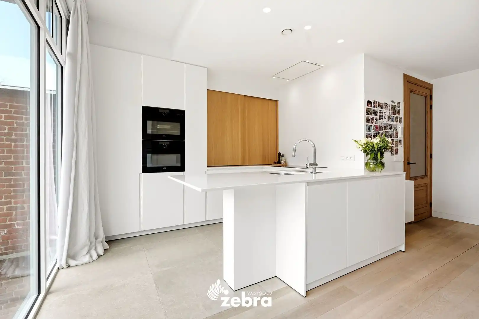 Kwalitatief gerenoveerde herenwoning met garage te Sint-Elisabeth Kortrijk! foto 9