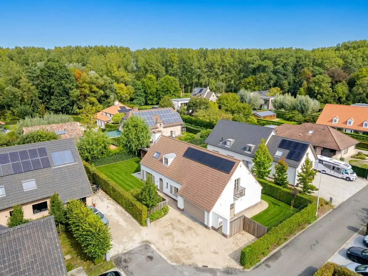Exclusief gerenoveerde vrijstaande villa in rustige en residentiële omgeving foto 3