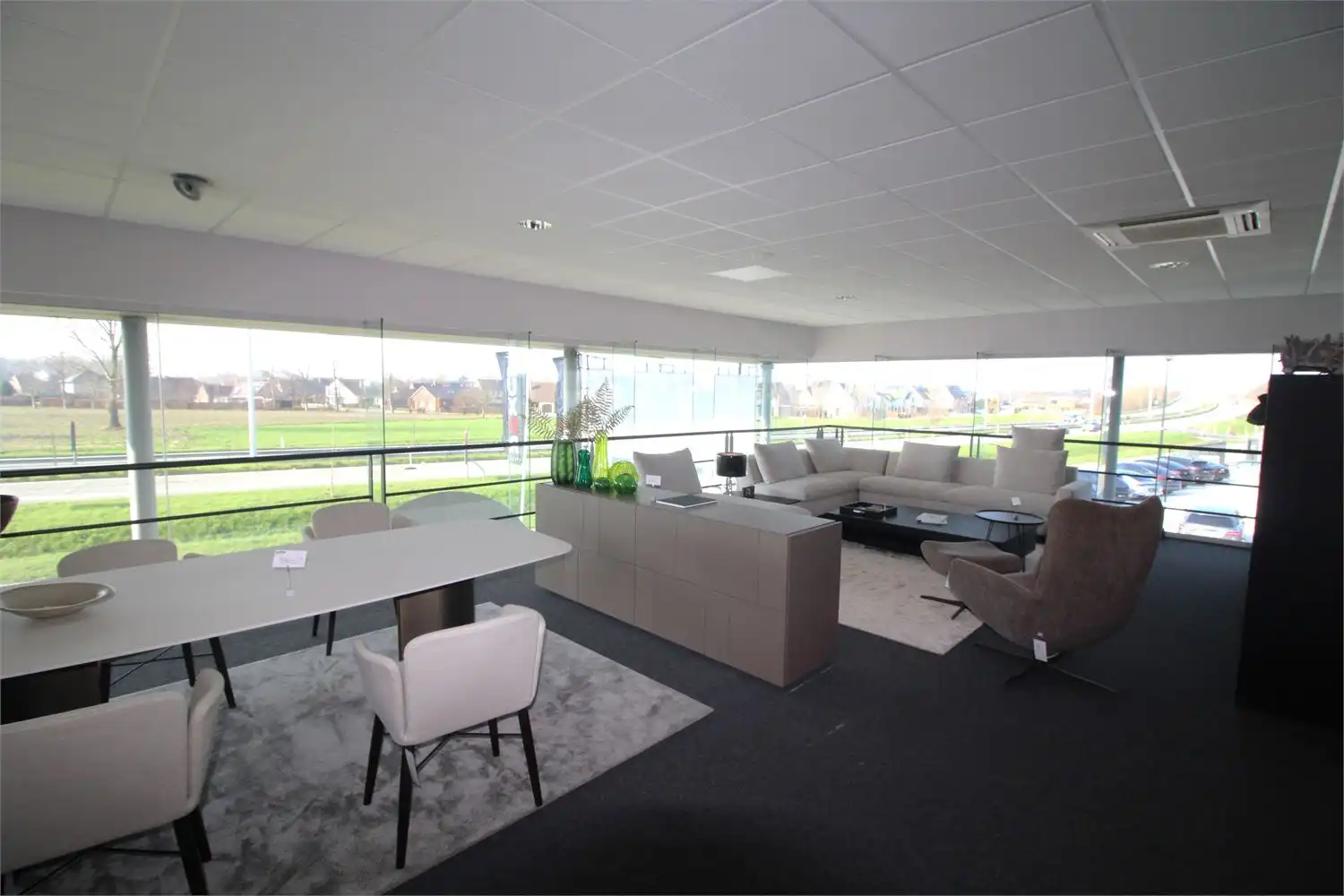 ruime en lichtrijke showroom op zicht-locatie, shop in shop principe, oppervlakte vanaf 280m² foto 6