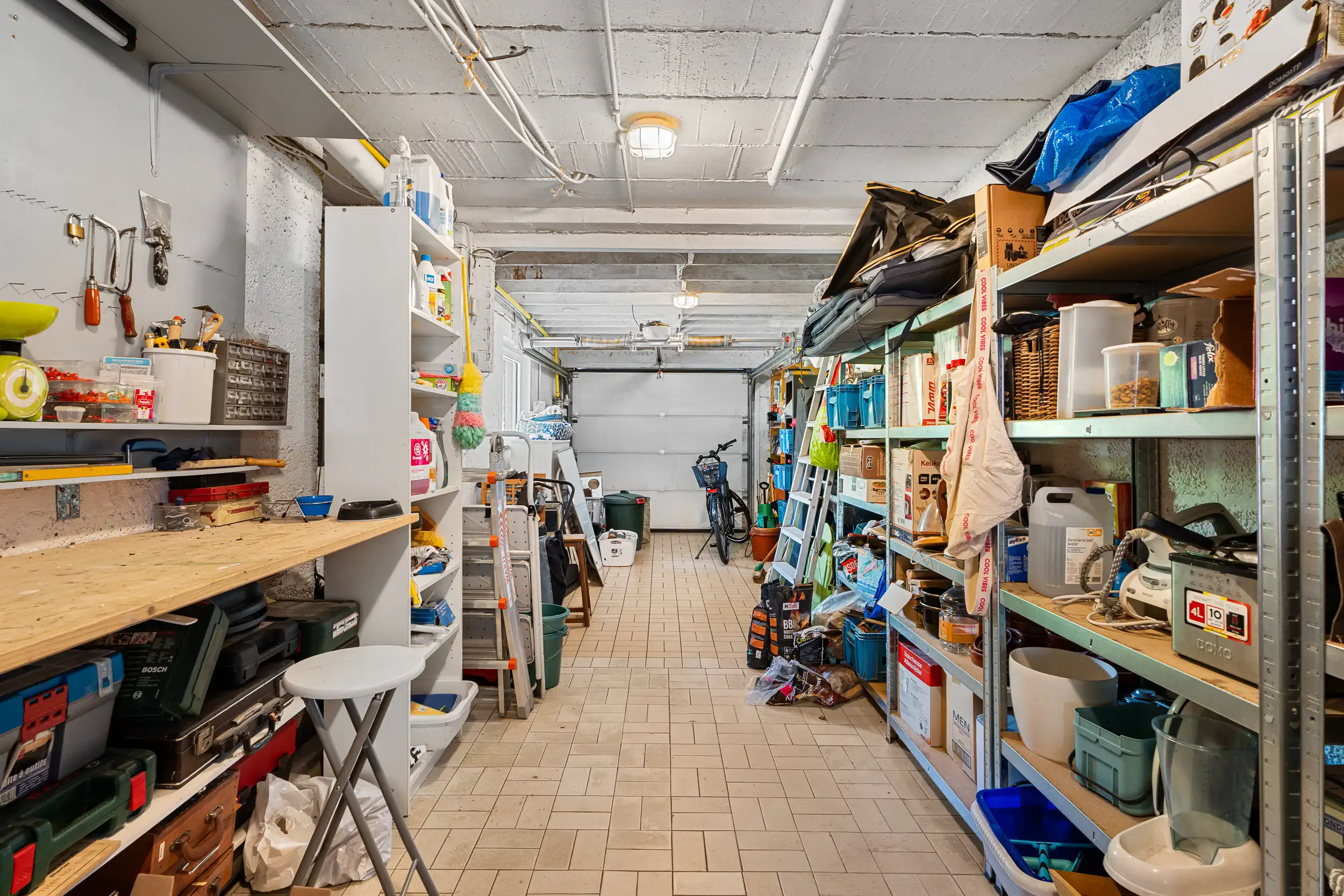 Ruime, instapklare, gezinswoning in residentiële wijk foto 13