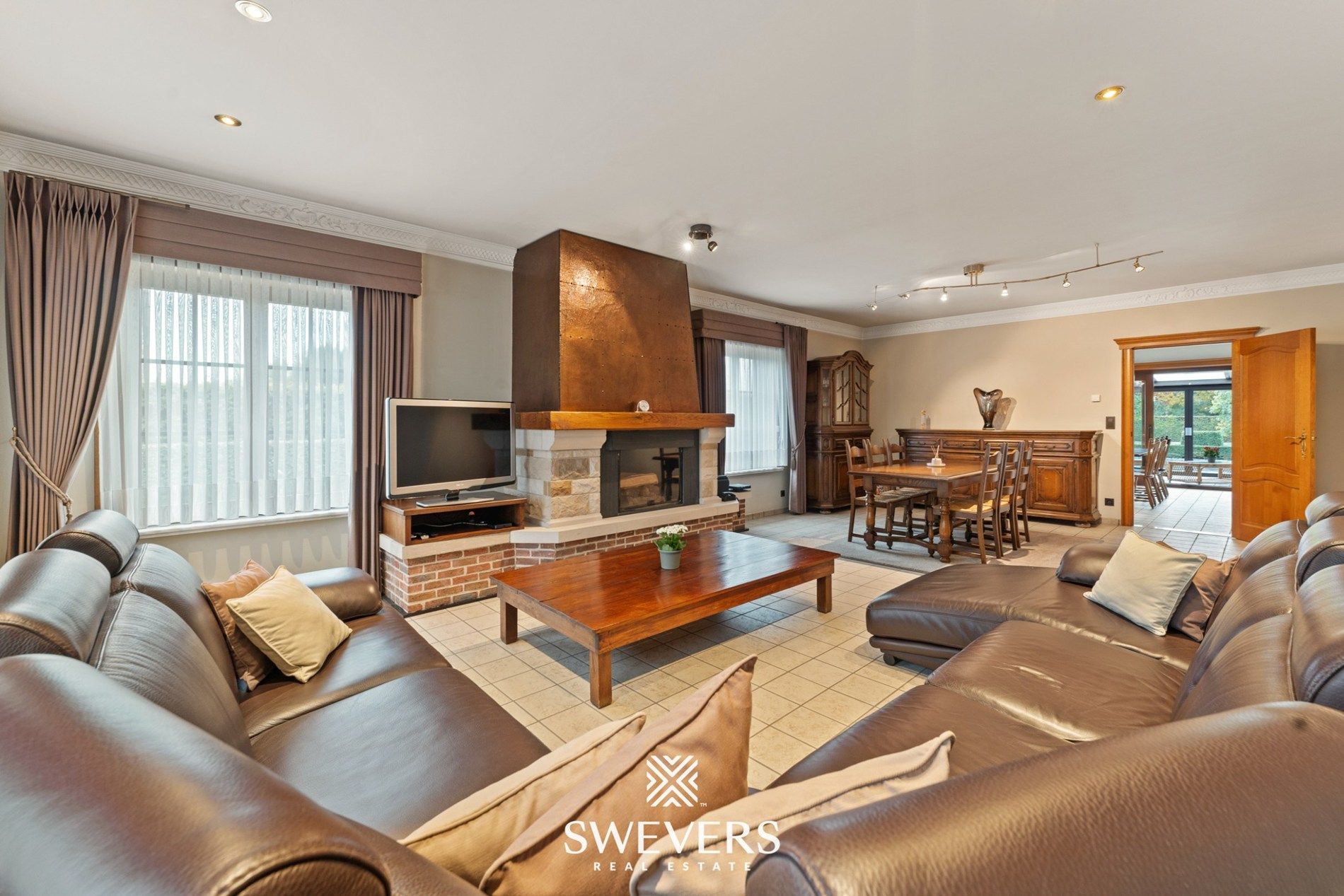 Villa met 395m² woonruimte op 48a zuidgericht perceel foto 2