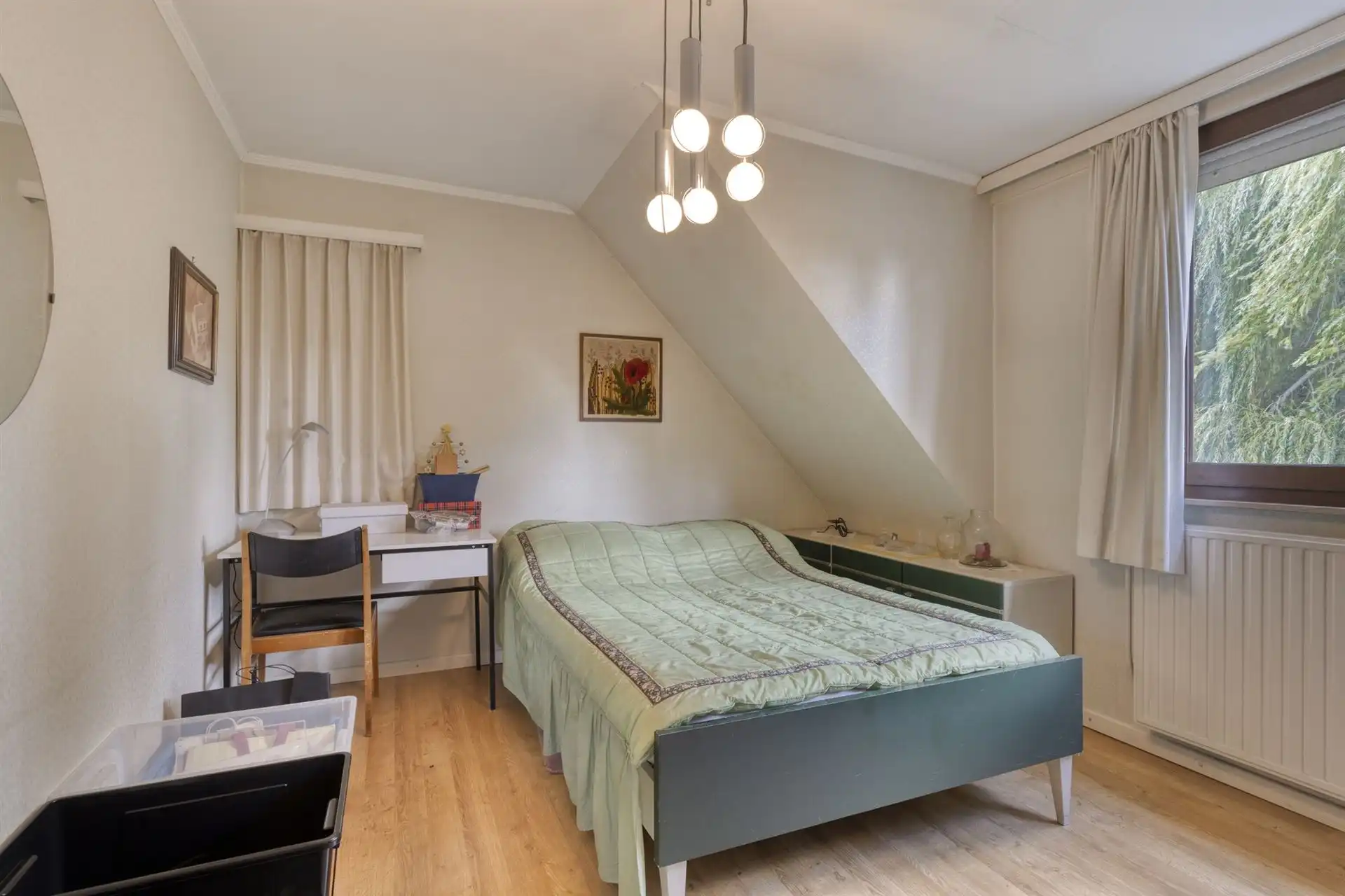 Te renoveren woning met 4 slaapkamers, 2 garages en tuin.  foto 12
