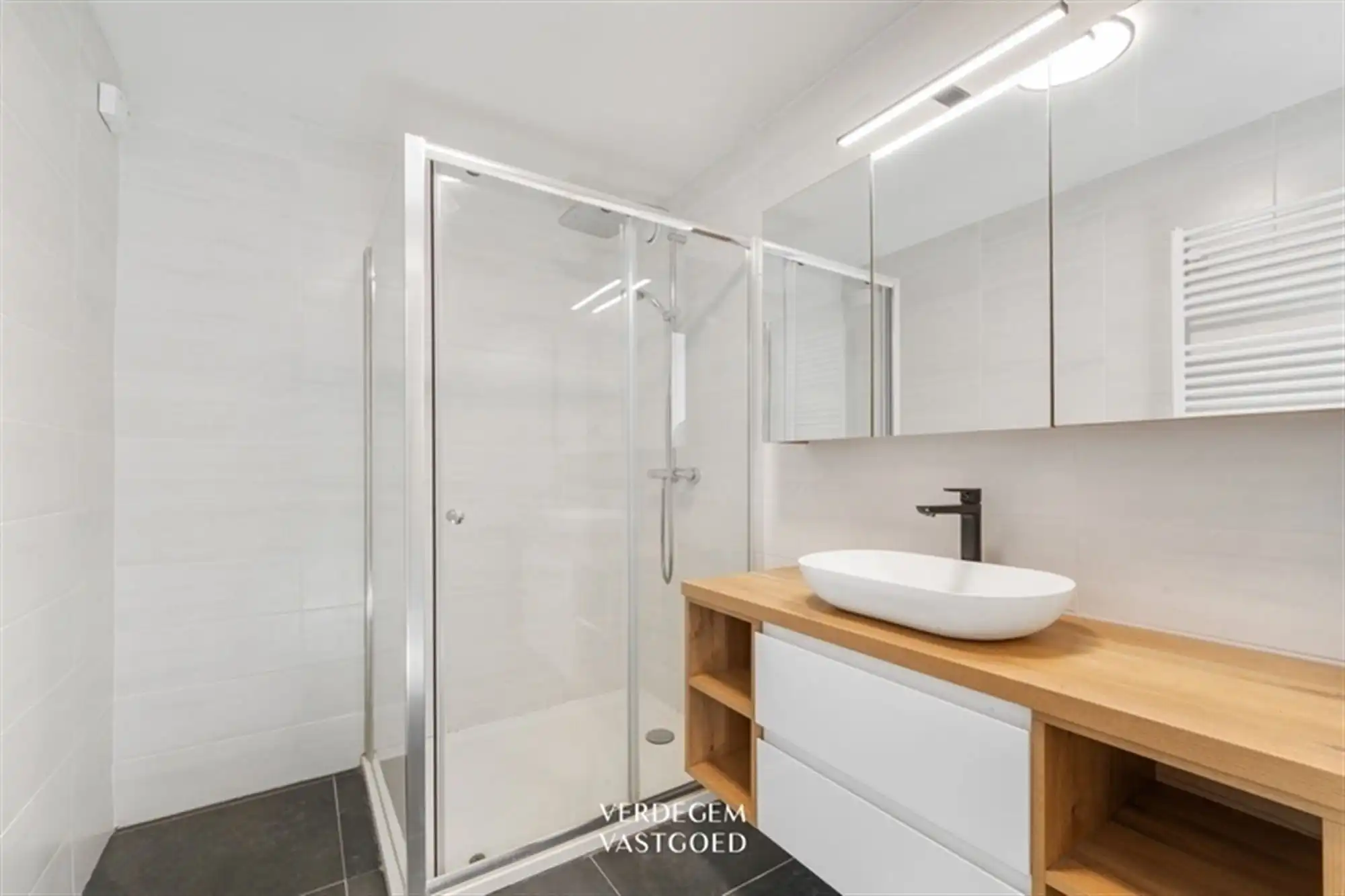 Handelsruimte (284m²) met zonnig appartement (100m²) op strategische ligging foto 18