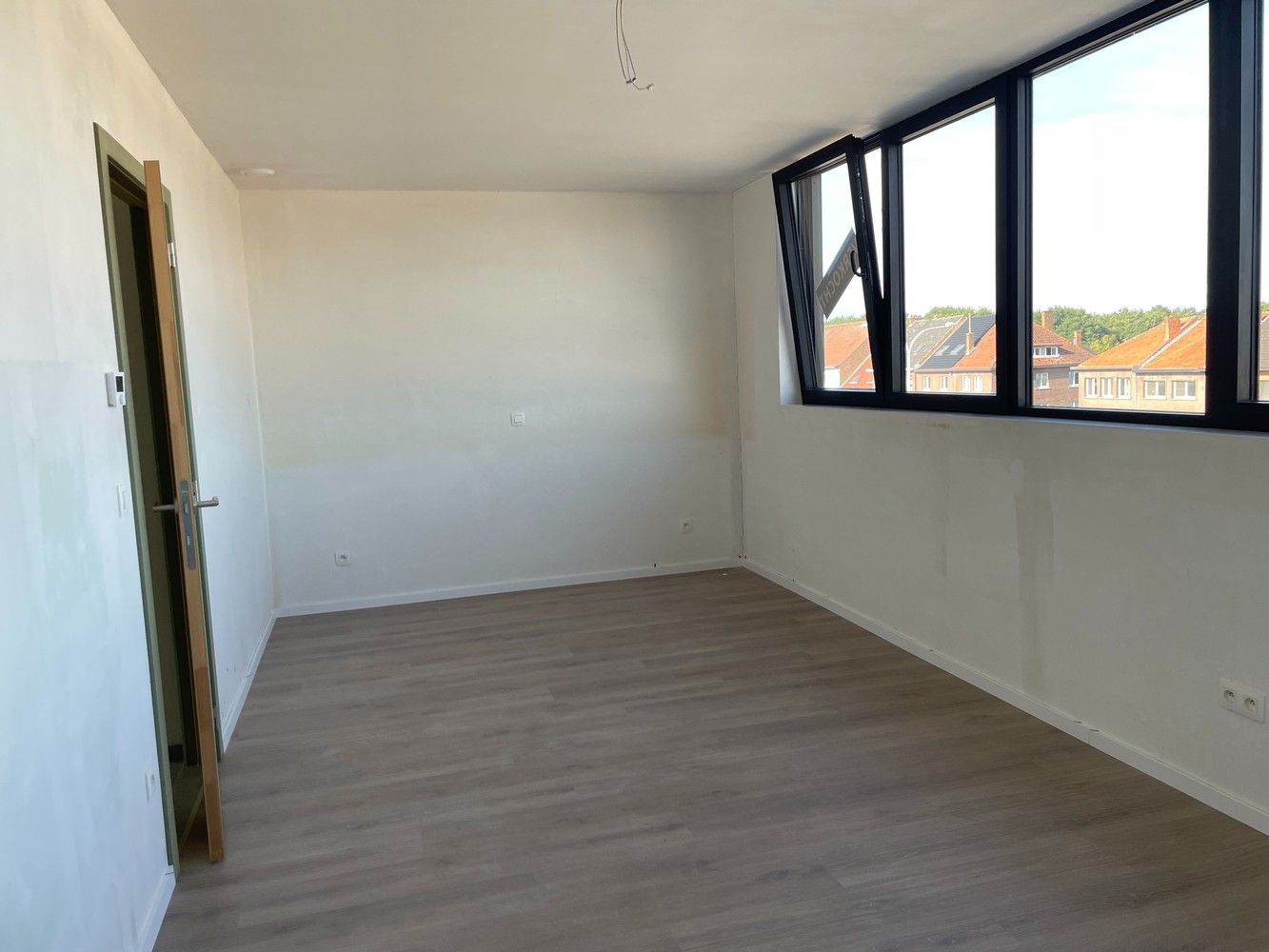 Modern appartement met 1 slaapkamer en een ruim terras foto 7