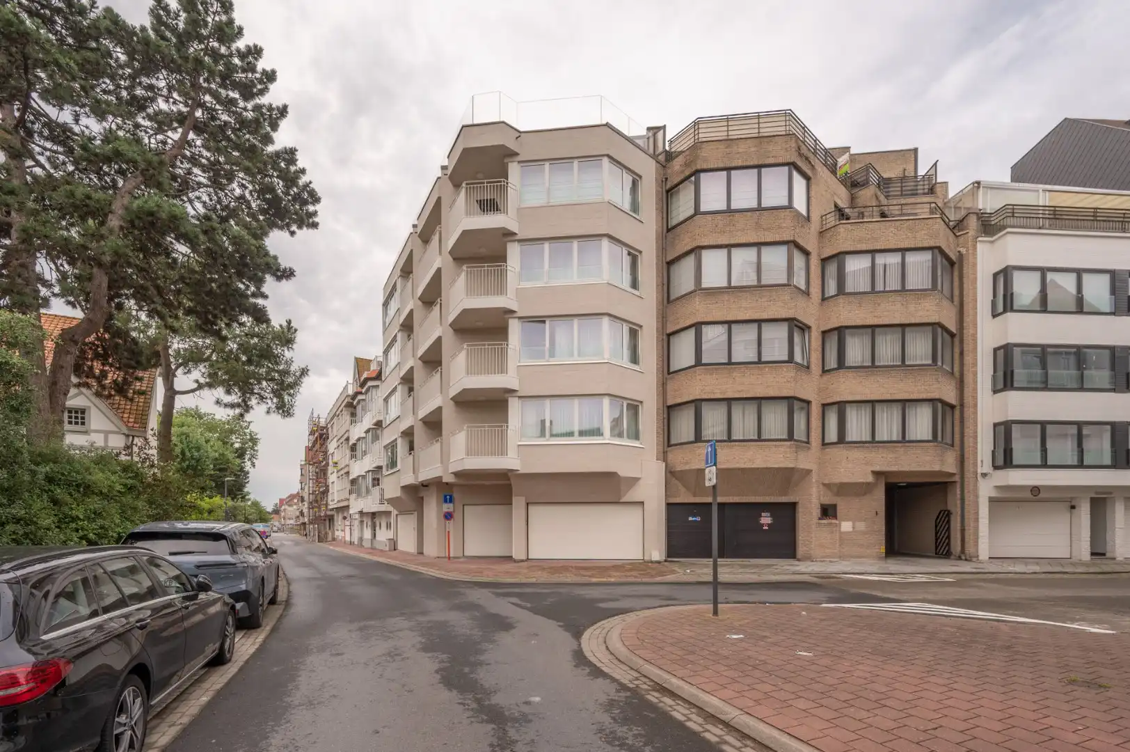 Uitzonderlijk breed appartement met aangenaam zicht op groen en villa's van Het Zoute, gelegen in residentie tussen Driehoeksplein en Ijzerzerpark. foto 17