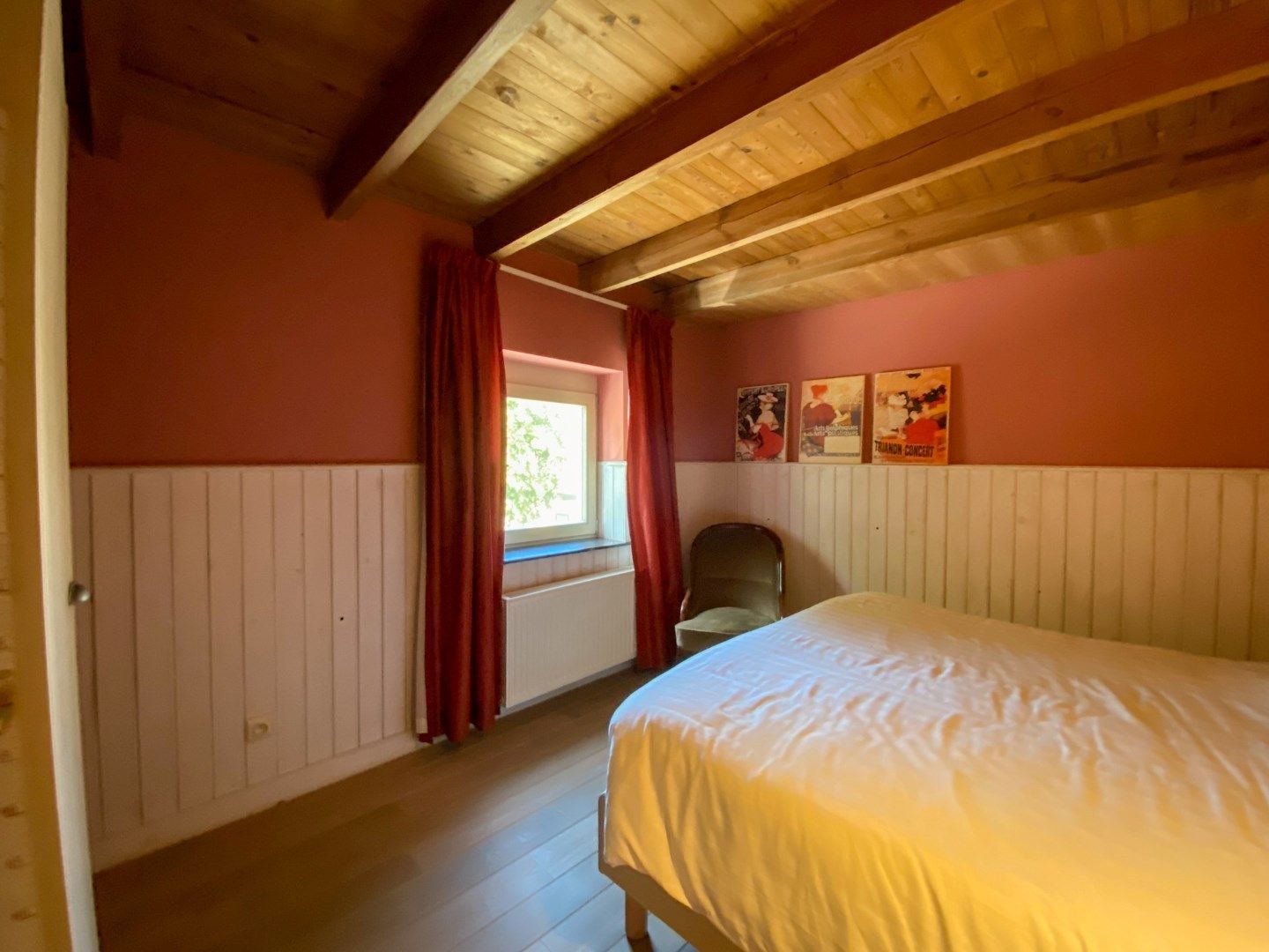 Charmante woning met 4 slaapkamers, tuin en ruime garage. foto 7