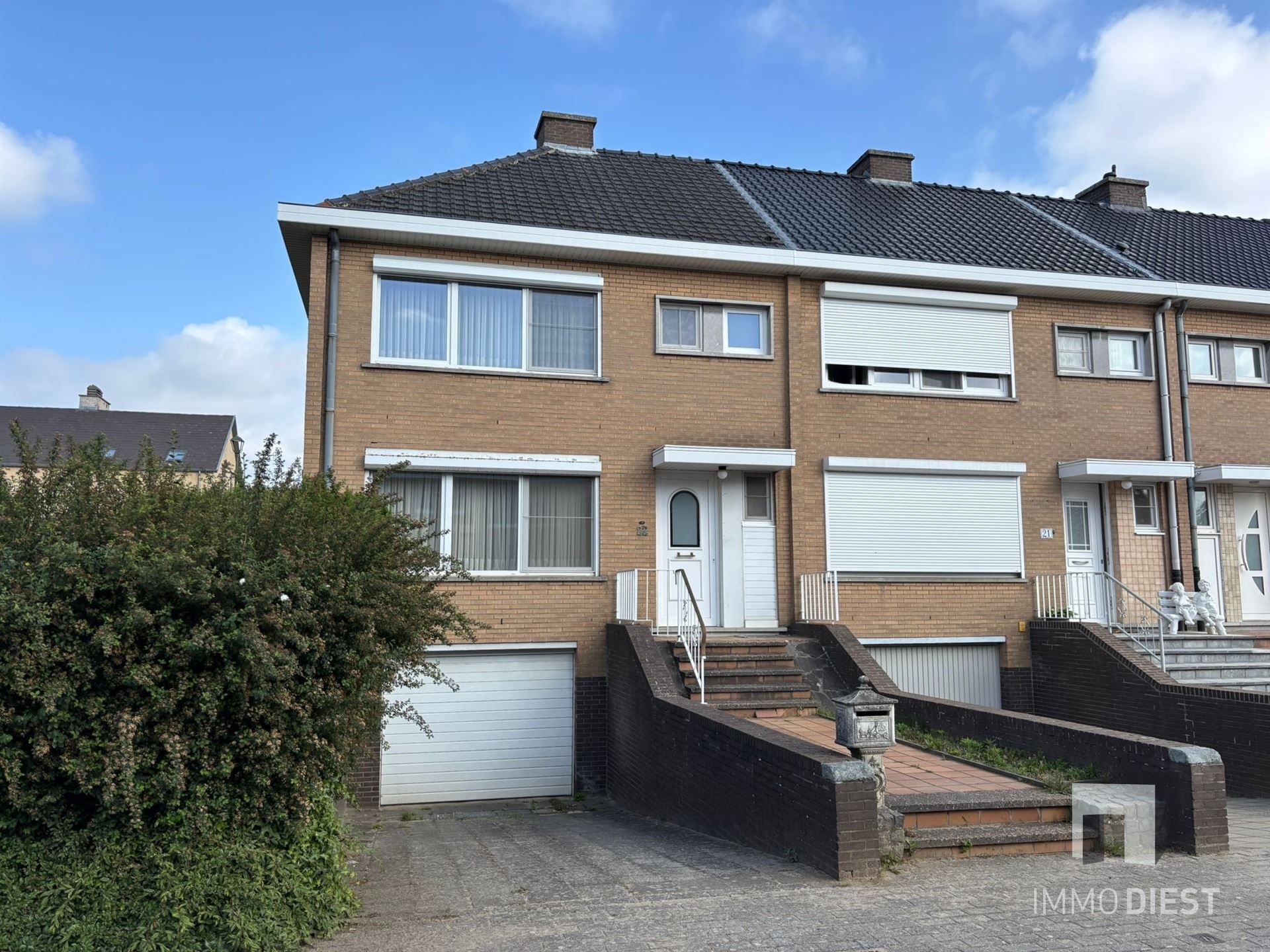 Goed gelegen woning met 3 slaapkamers, garage en tuin foto 2